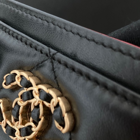 CHANEL Quilted Black Card Holder with Gold Emblem - Picture 6 of 6
